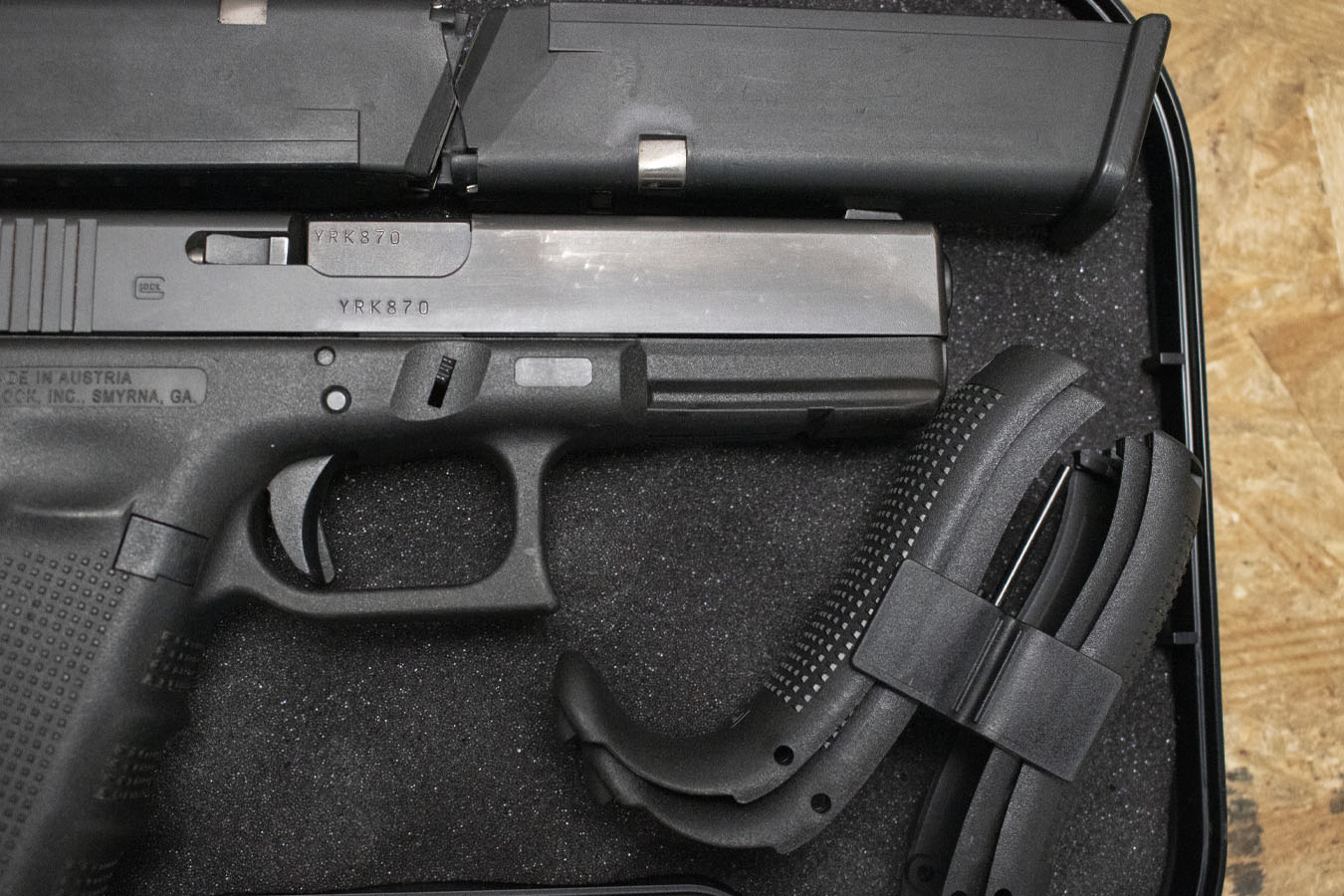 GLOCK 17 Gen4 9mm Police Trade-in Pistol with Three Magazines, Case, and Backstraps